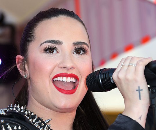 Demi Lovato. Cantante al parecer fanática de los tatuajes, tiene muchos para ser tan joven, en su mayoría son frases y palabras, aunque también hay una cruz, plumas y unos labios.