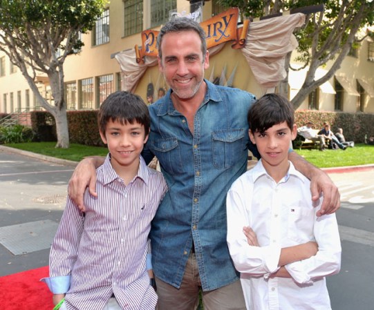 El amor del cantante y actor Carlos Ponce por sus hijos es incondicional. En 2003 adoptó con su entonces esposa, Verónica Rubio, a las gemelas rusas Sienna Natasha y Savanna Ala, que se unieron a los hijos biológicos de la pareja: Giancarlos, de 15 años, y Sebastián Joel, de 13, quienes acompañan a su papá en esta imagen.