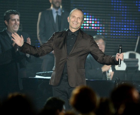 El español Miguel Bosé se convirtió en “papito” de Diego y Tadeo, e Ivo y Telmo: dos pares de mellizos, nacidos por vientres de alquiler con 7 meses de diferencia.