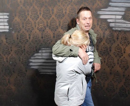 Fotos tomadas a quienes visitan la Casa del Horror Nightmares Fear Factory en Niagara Falls, Canadá, Lo que no se revela es la causa del espanto.