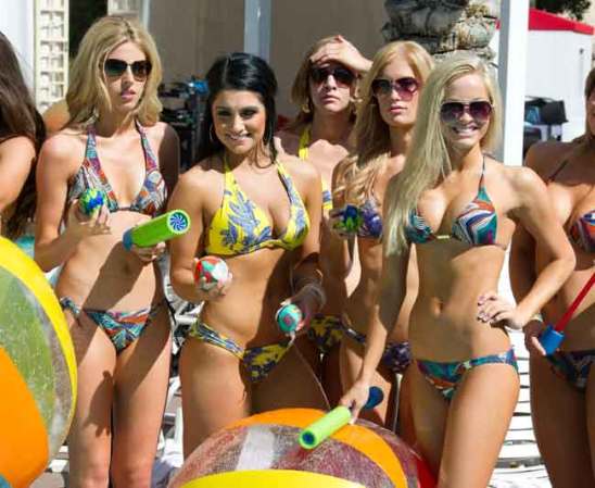 Entre desfile y desfile las candidatas a Miss USA toman el sol y practican juegos de agua.