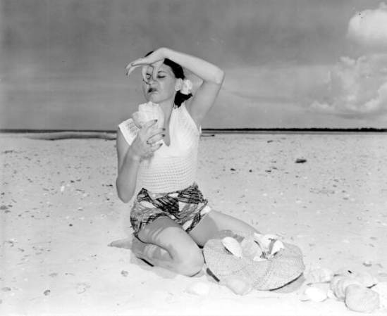 Muy atractiva, pero no le gusta el marisco. Saint George Island, 1951.