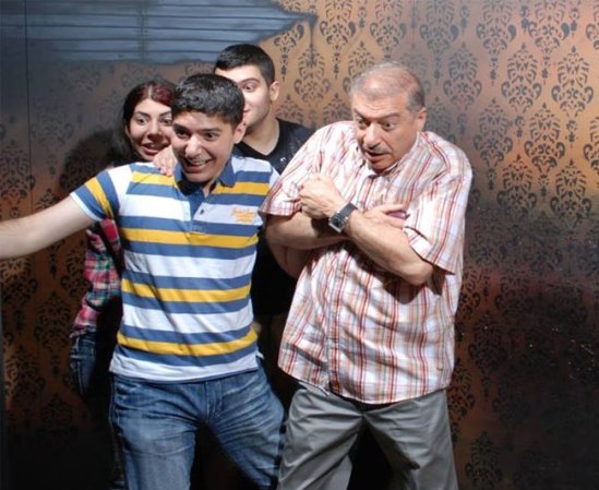 Fotos tomadas a quienes visitan la Casa del Horror Nightmares Fear Factory en Niagara Falls, Canadá, Lo que no se revela es la causa del espanto.