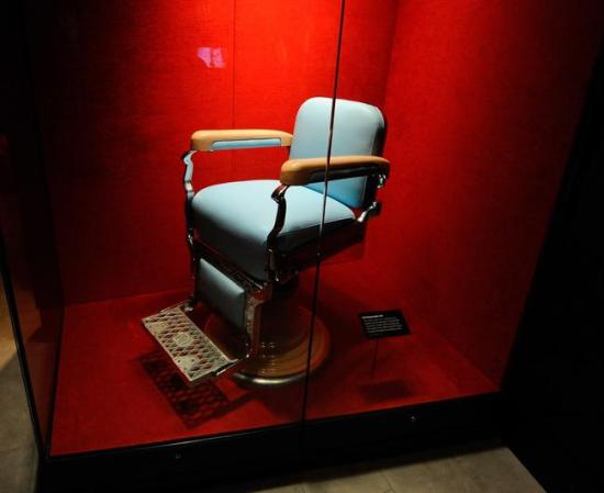 En esta silla de barbero fue asesinado el "capo" de la familia Gambino Albert Anastasia mientras se afeitaba en el Hotel Sheraton de Nueva York, en octubre de de 1957.
