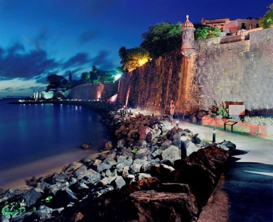 El Viejo San Juan y su impresionante arquitectura colonial frente al mar.