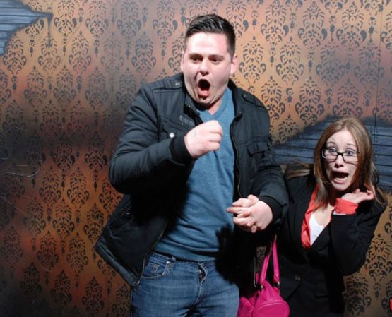 Fotos tomadas a quienes visitan la Casa del Horror Nightmares Fear Factory en Niagara Falls, Canadá, Lo que no se revela es la causa del espanto.