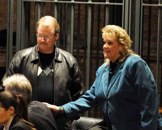 En la foto, el padre de Amanda, Curt Knox, y su madrastra, Cassandra Knox.