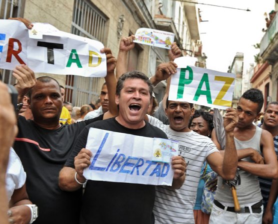 8 DE SEPTIEMBRE, 2012: Cubanos piden libertad al paso de la Virgen de la Caridad del Cobre por las calles de La Habana.