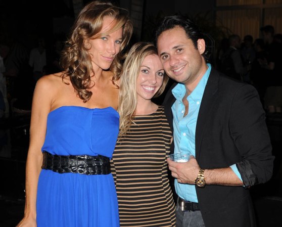 Ashley Davis junto con sus invitados a la muestra The Arts Fund at Boulan South Beach Penthouse.