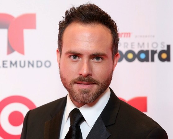 El actor Erik Hayser se une al elenco estelar de la megaproducción de Telemundo como el jefe de detectives Daniel Ponce Mondragón.