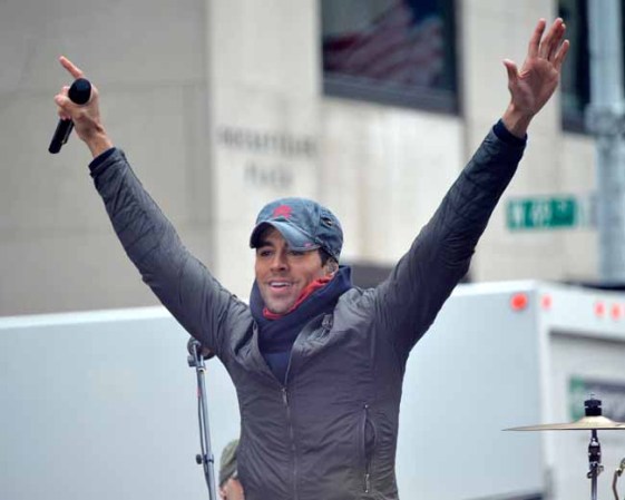Tras unas breves palabras donde dijo estar muy emocionado por cantar y definirlo como una de sus pasiones, el cantante se fue.