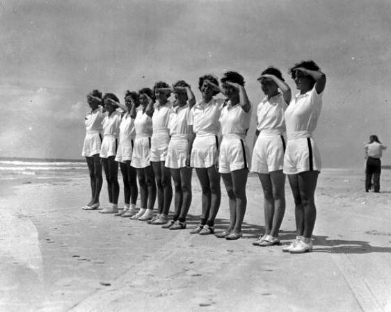 Jóvenes mujeres cumplen funciones en un campamento federal de trabajo para personas desempleadas localizado en Anastasia Island, durante una de las épocas más duras de la Gran Depresión (1934).