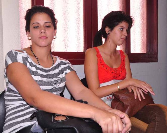 30 DE ENERO: Las ciudadanas cubanas Lisandra Infiesto Rodríguez (I) y Katherine Acosta Piedra, detenidas al intentar entrar al Paraguay con pasaportes falsos.