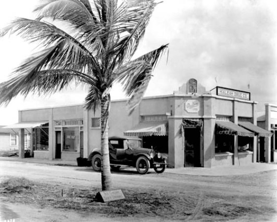 En esta foto de los años 20 se ve la Hialeah Drug Company, ubicada en Palm Avenue, E. 1st Street y County Road (ahora Okeechobee Road), en Hialeah