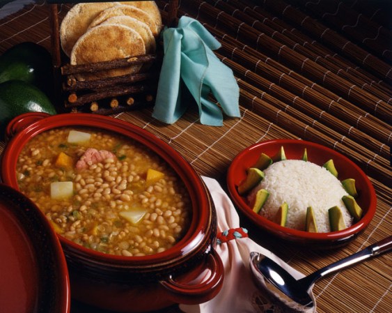 Sopa con frijoles blancos.