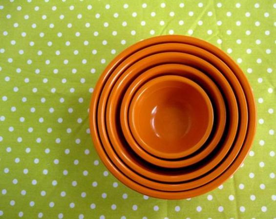 Regular las porciones. La cantidad de cada platillo, snack, o alimento que se consume en una dieta para adelgazar, es fundamental para obtener resultados. Un dieta apropiada incluye indicaciones para calcular de manera práctica las raciones adecuadas, así como recomendaciones para no confundirlas con los contenidos que los productos indican en sus etiquetas.