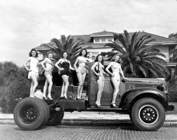 Un viejo camión Dodge con pasaje valioso (1947).