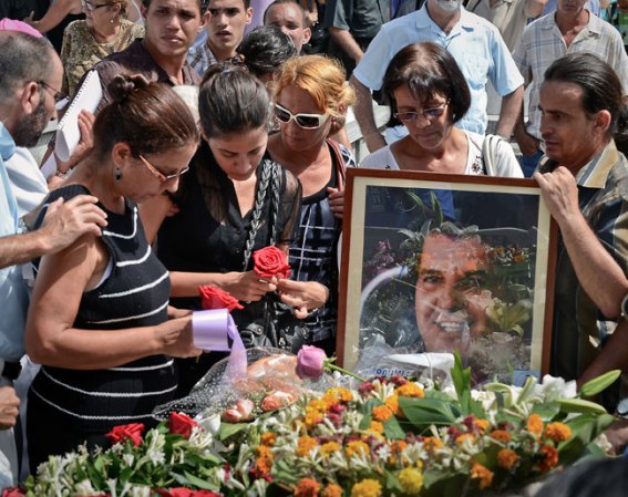 El líder opositor Oswaldo Payá recibe sepultura tras fallecer en un accidente en Bayamo que ha generado múltiples dudas y acusaciones de "asesinato oficial".