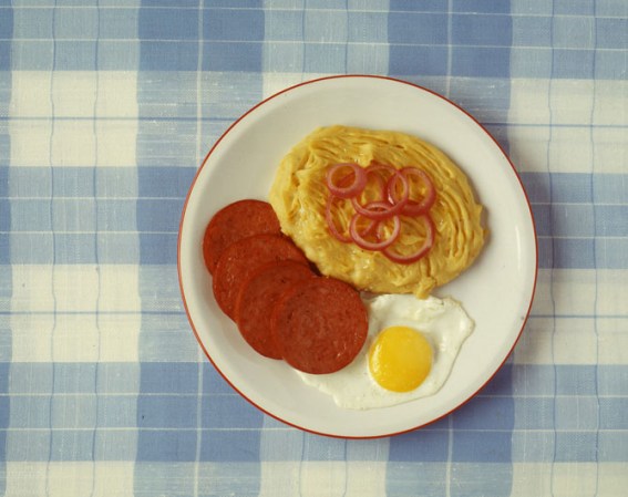 El mangú, sazonado aquí con rodajas de cebolla, es un plato de comida típico de la República Dominicana hecho con plátanos y mantequilla. Suele acompañarse con huevos fritos y salami.