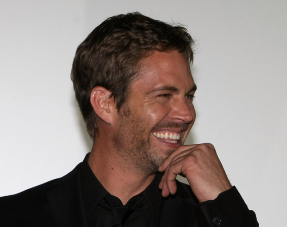 El actor Paul Walker, que se especializó en hacer películas de persecuciones en auto, perdió la vida el 30 de noviembre del 2013 como pasajero de su amigo Paul Rodas. El Porsche Carrera GT en el que transitaban a alta velocidad se estrelló contra un poste de cemento.