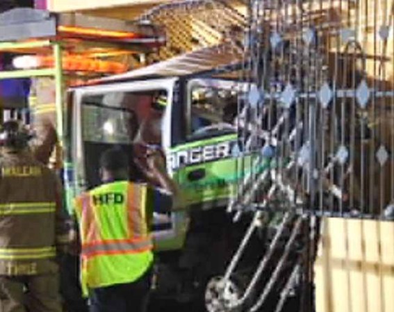 Un hombre identificado como Ramón Lorido que robó un camión de remolque llevó a las autoridades en una persecución antes de chocar el camión en un edificio de apartamentos en Hialeah la madrugada del miércoles 7 de agosto del 2013.
