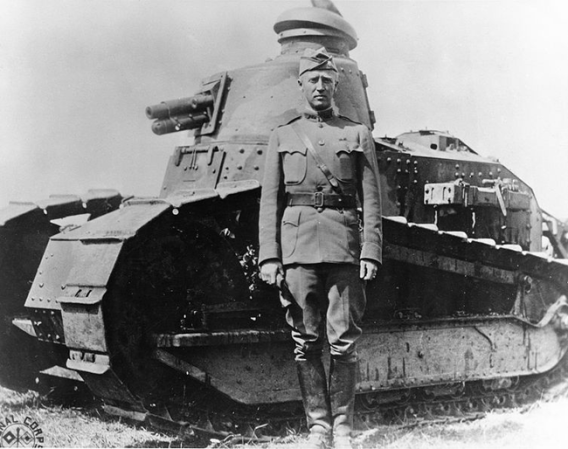 El general George S. Patton perdió la vida el 21 de diciembre de 1945 en Heildeberg, Alemania, cuando viajaba de pasajero en su auto privado, un Cadillac, que se estrelló contra un camión militar. En la foto se puede ver al afamado militar durante la I Guerra Mundial.