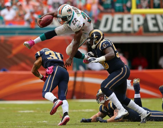 Los Miami Dolphins impusieron su potencia ante los Rams de Saint Louis, con una victoria 17-14.