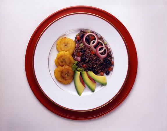 Arroz moro con tostones y aguacate. El moro es una mezcla de habichuelas, arroz y carne guisada.
