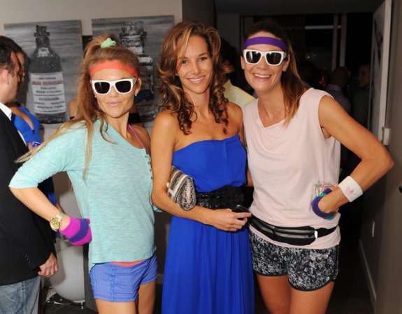 Ashley Davis junto con sus invitadas a la muestra The Arts Fund at Boulan South Beach Penthouse.