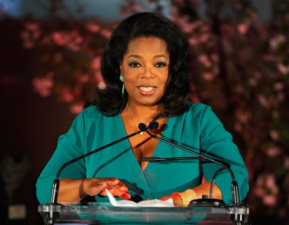 En segundo lugar:<br />Ophra Winfrey. Forbes usó varios parámetros al elaborar su lista. Por ejemplo, tuvo en cuenta el dinero que ganaron las celebridades el año pasado, pero también su relieve público medido por apariciones en televisión, internet y prensa, y su prominencia social.
