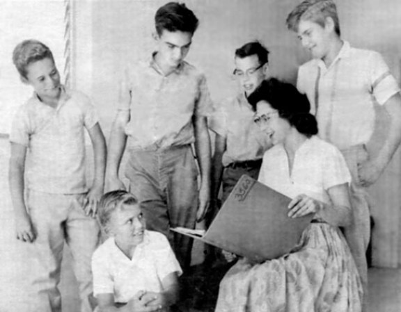En 1962, Marlene Harden, consejera del Miami News posa con un grupo de repartidores de periódicos.