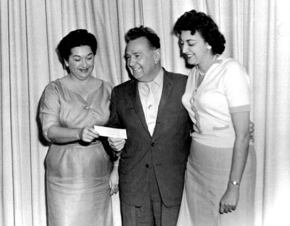 En esta imagen de los 50 aparecen BobyeJo Kirkland, el Alcalde de Hialeah Henry Milander e Ida Snow, de Snow's Jewelers.