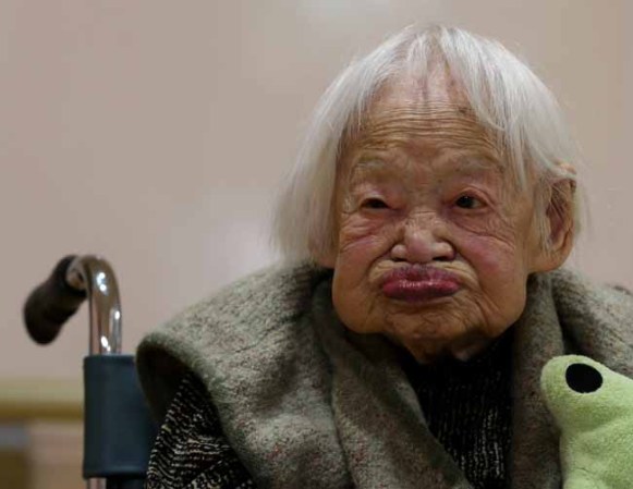 La anciana recibió la visita de la localidad donde está la residencia de ancianos, quien gentilmente le regaló un ramo de flores.