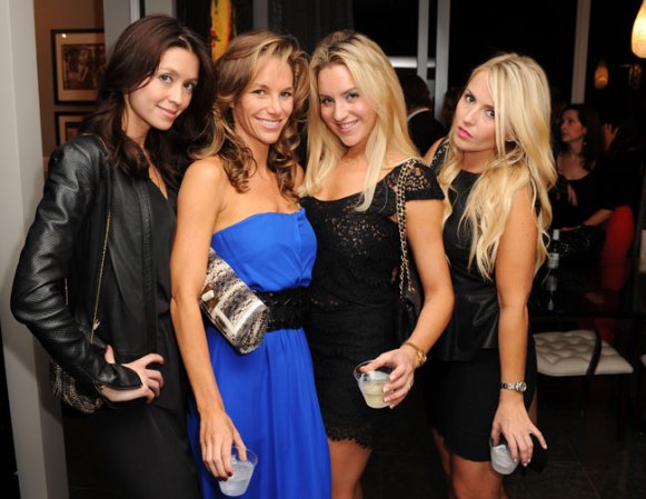Ashley Davis (azul) junto con sus invitadas a la muestra The Arts Fund at Boulan South Beach Penthouse.