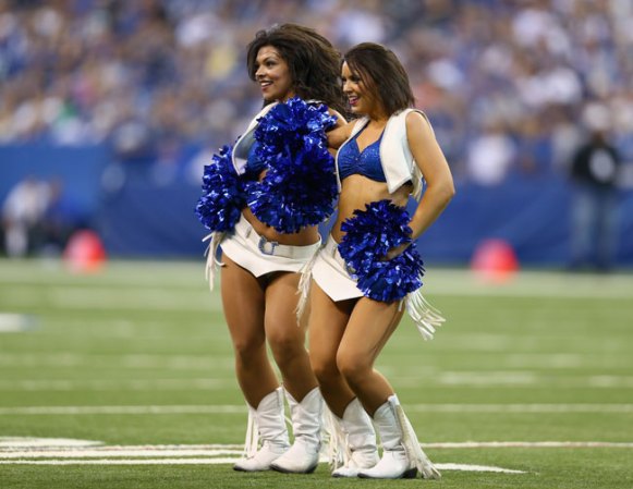 Las porristas de la NFL y del "football" universitario asombran con su belleza y su energía.