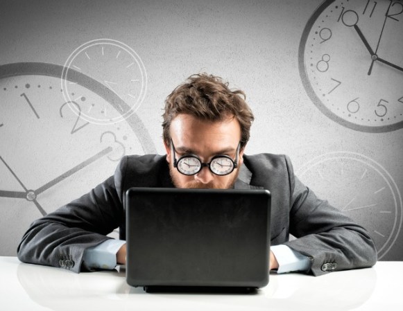 4. Síndrome de visión en computadora: Se trata de un problema temporal causado por permanecer de manera prolongada con la vista fija frente a la pantalla de la computadora durante periodos ininterrumpidos de tiempo. Esto provoca visión borrosa y diplopía –visión doble-, ojos secos e irritados y ardor ocular.