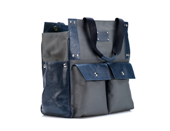 Estilo tote, con diseño vertical, esta práctica bolsa está forrada con un material que naturalmente evita la formación de bacteria, hongos y moho. La encuentras en tylucasbaby.com a $345.