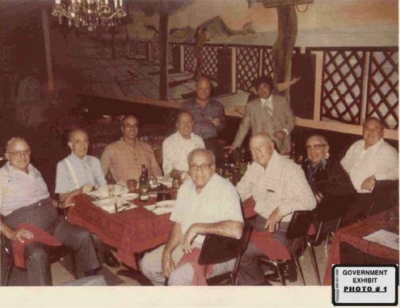 Accardo de fiesta con algunos de sus cómplices.