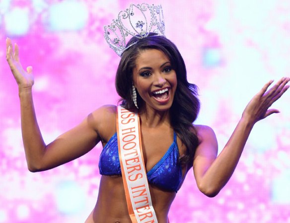 La camarera de Kentucky es, como dicen, una diosa coronada.