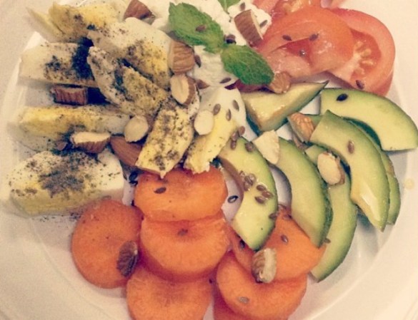 Una ensalada con mucha proteína: huevo cocido, aguacate, yogurt griego, zanahorias, jitomate y almendras.