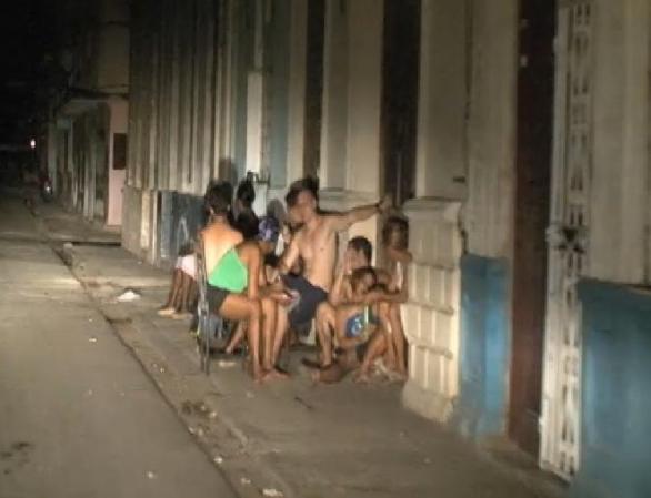 Fotos del masivo apagón que tuvo lugar el domingo en Cuba.