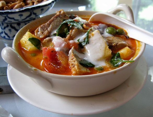 SEXTO LUGAR: Tailandia, conocida por su belleza natural y por su cocina (En la foto: pato rojo con curry.)