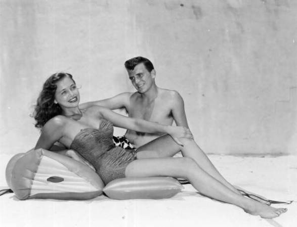 Foto glamour de dos turistas, tomada en la década de 1950.
