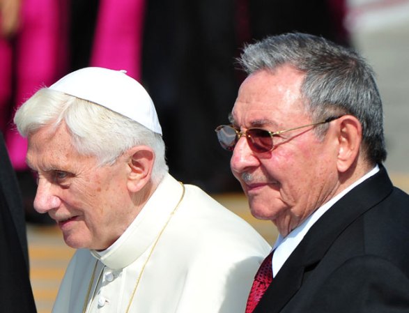 DEL 22 AL 29 DE MARZO, 2012: El Sumo Pontífice es recibido por Raúl Castro a su llegada a Santiago de Cuba el 26 de marzo.