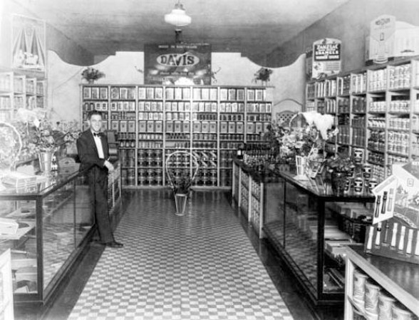 Interior de la Ferretería de Don D. Freeman en la década de los 20.