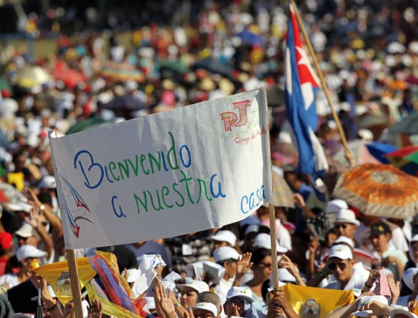 DEL 22 AL 29 DE MARZO, 2012: El Sumo Pontífice es recibido el 26 de marzo por el pueblo cubano a su llegada a Santiago de Cuba.
