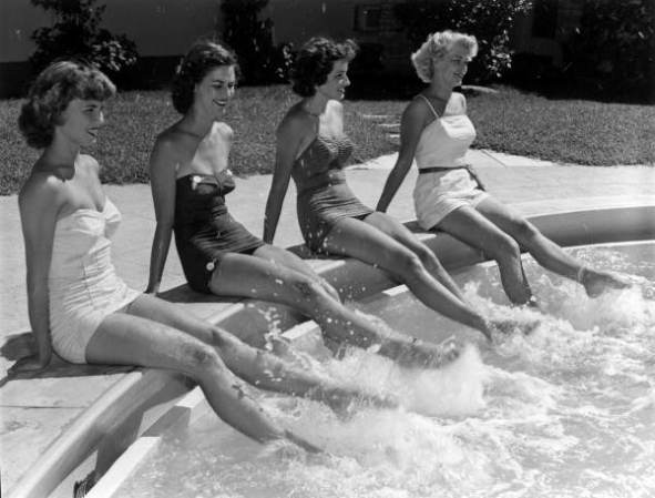 Cuatro modelos juegan en una piscina de West Palm Beach (1953).