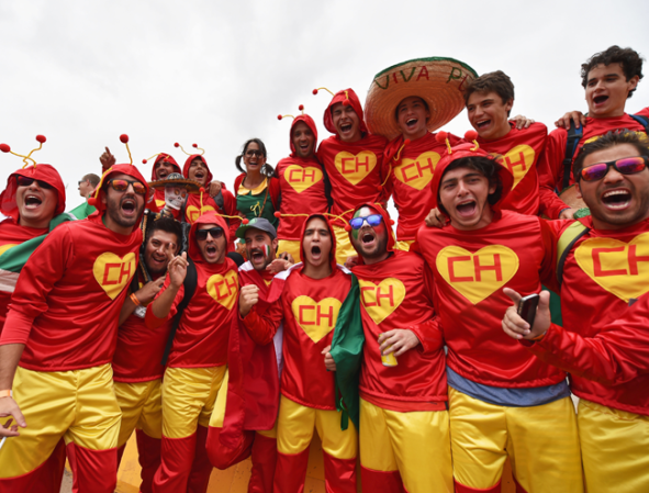 Los fans del partido de México contra Brasil también fueron parte del espectáculo.