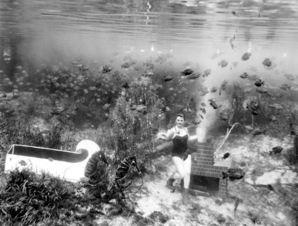 Otra sirena, celebrando la Navidad bajo el agua en Rainbow Springs (1953).