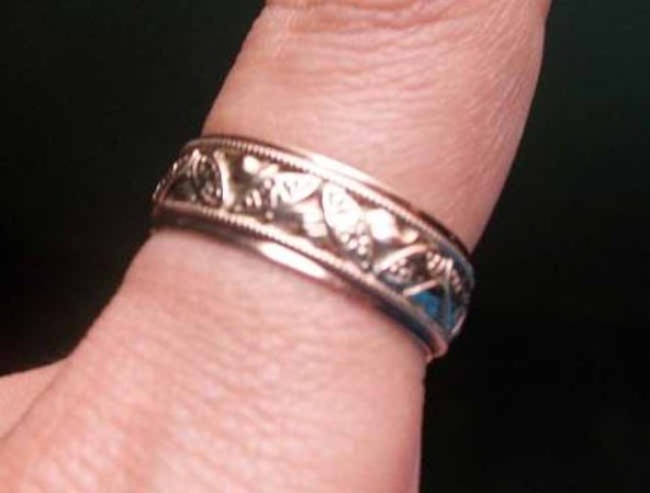 1. Vendo anillo de compromiso de hombre alianza.NEW! Oro 10K, 4.8gr. Precio: 135 cuc